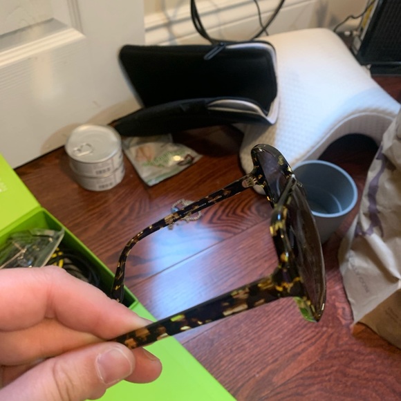 Oliver Peoples Tortoise Shell Sunglasses - Picture 4 of 4